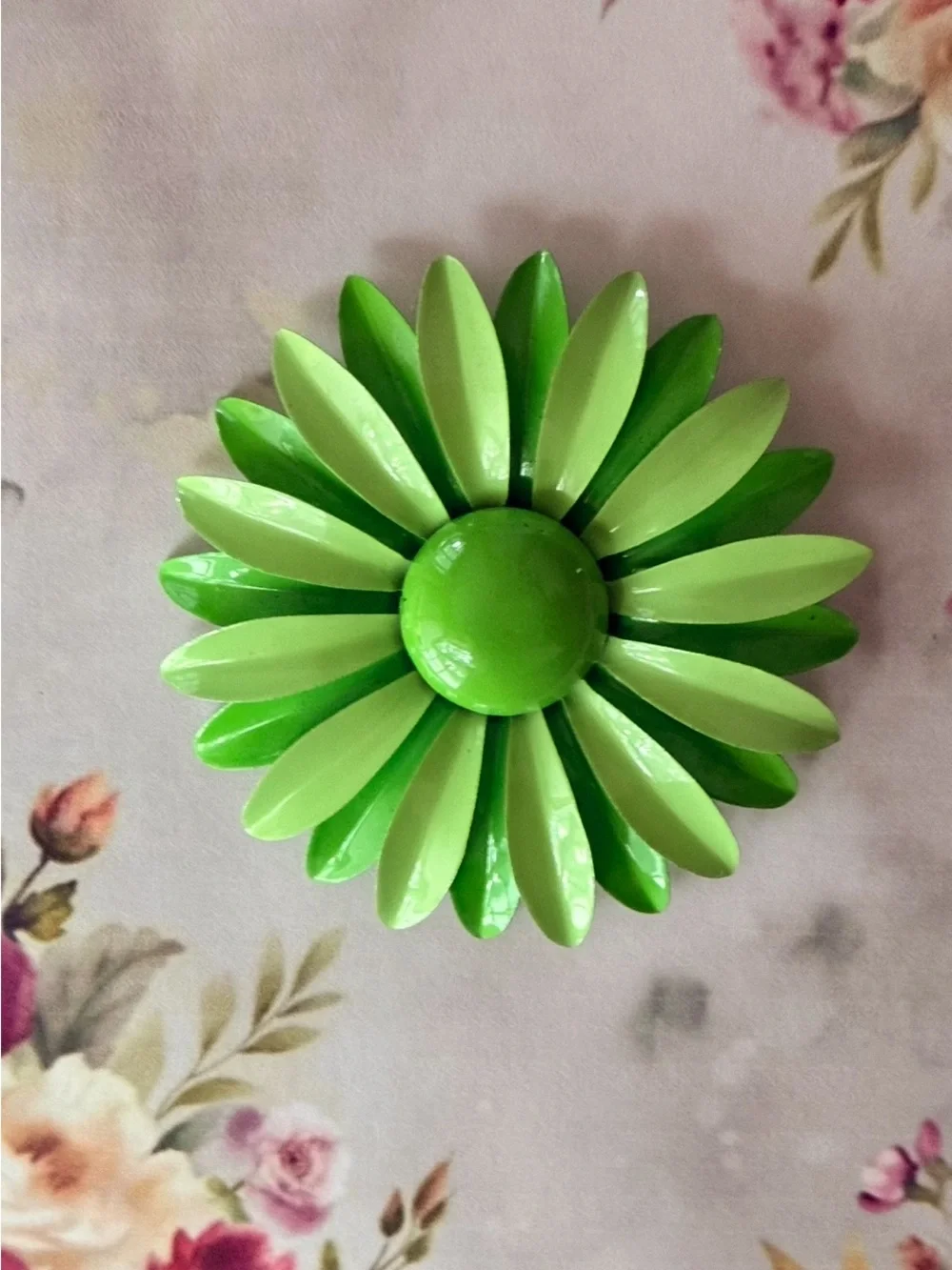 Green Daisy Enamel Brooch.